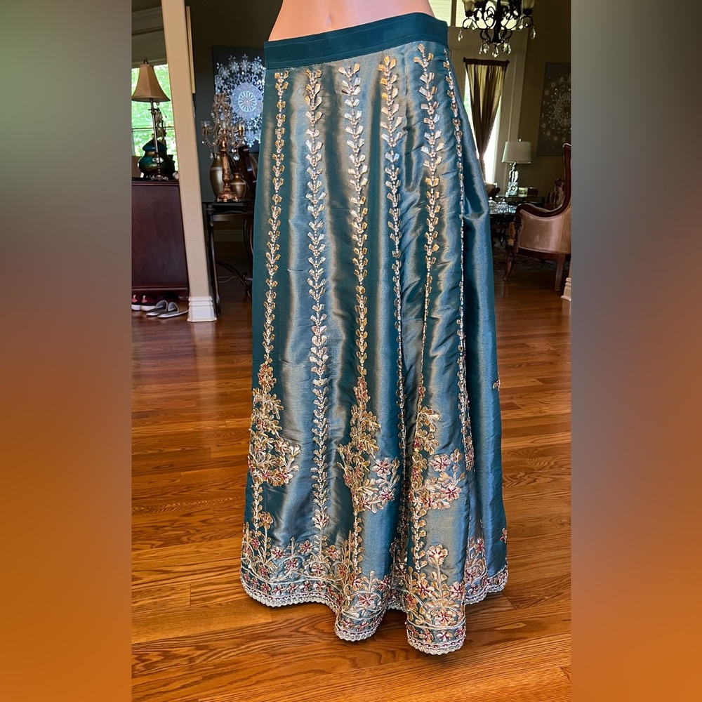Brand new Bridal lehnga dress, heavy Gotta work. Wide width sharara.wedding drs